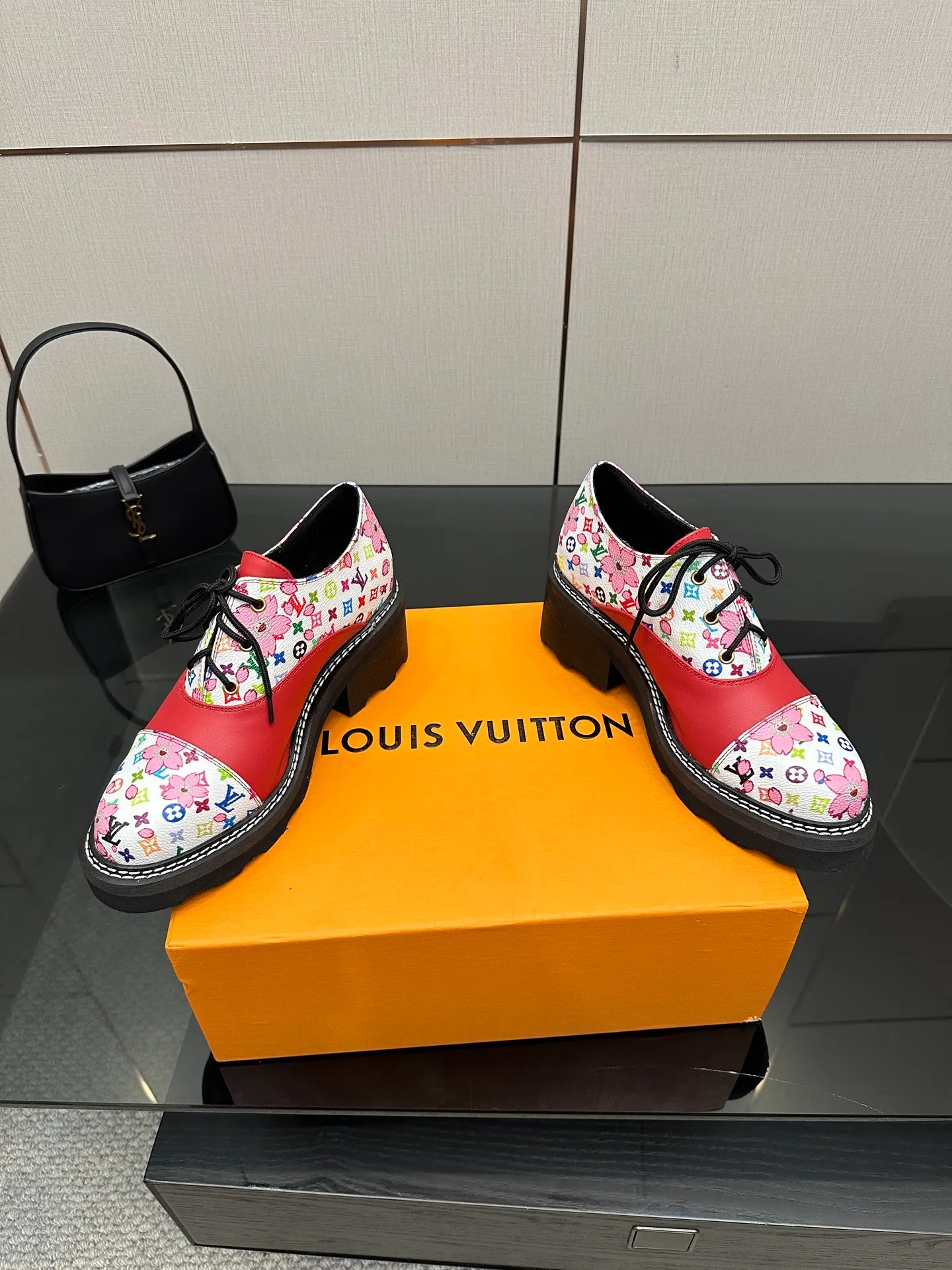👟👟Ex-factory price 720👟👟 LOUIS VUITTON Louis Vuitton counter latest model top version LV inner cowhide material is real! Original 1:1 material reproduction! Modern and casual in one! Release a strong aura like a queen 🔥Capture everyone's attention instantly💃 Inner/foot pads: imported cowhide Fabric: cowhide Outsole: full genuine leather Code number: 35-41 (40, 41, 42 customizations are not returnable)